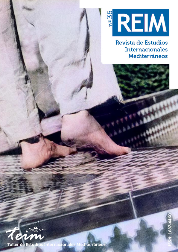Foto portada: Elisa Lozano Triviño, "Descalza sobre azulejos mudéjares". Septiembre de 2023.
